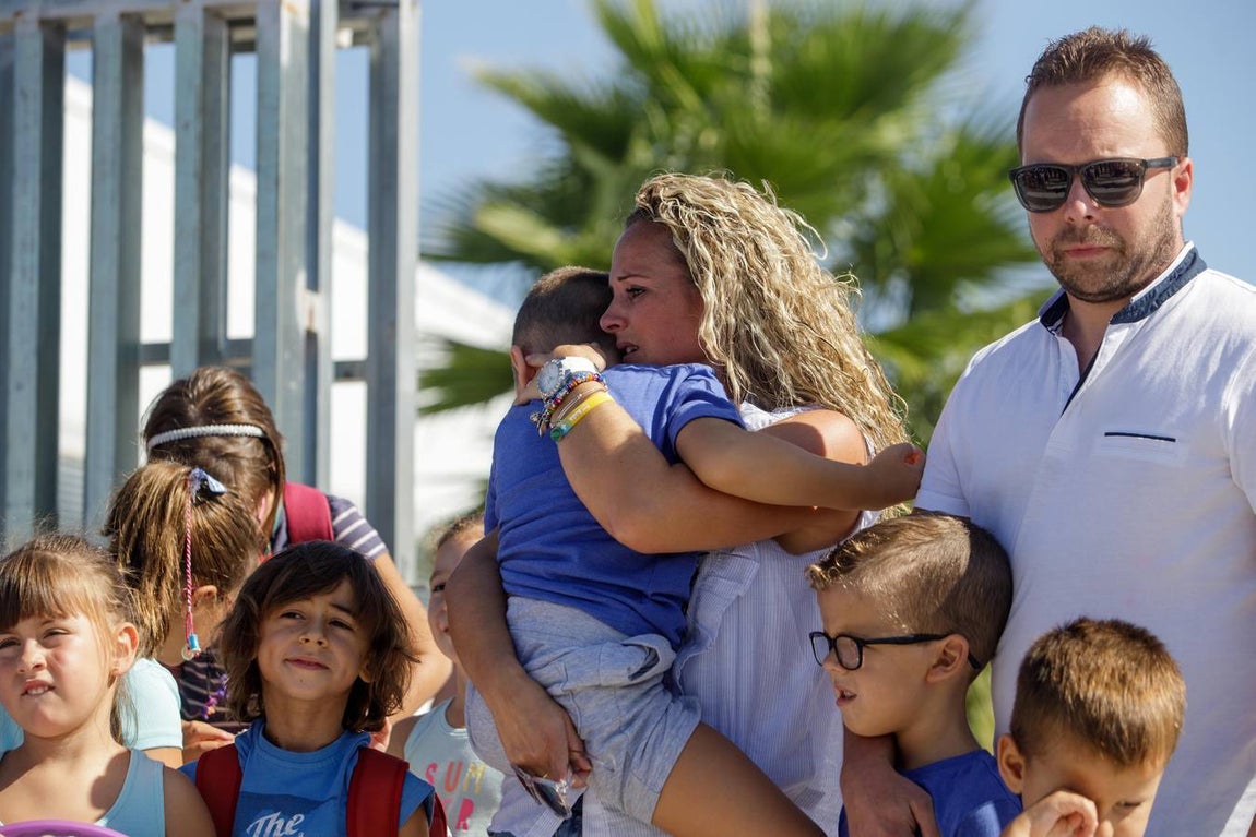 La triste vuelta al cole de Cristian, el niño de La Carlota con autismo, en imágenes