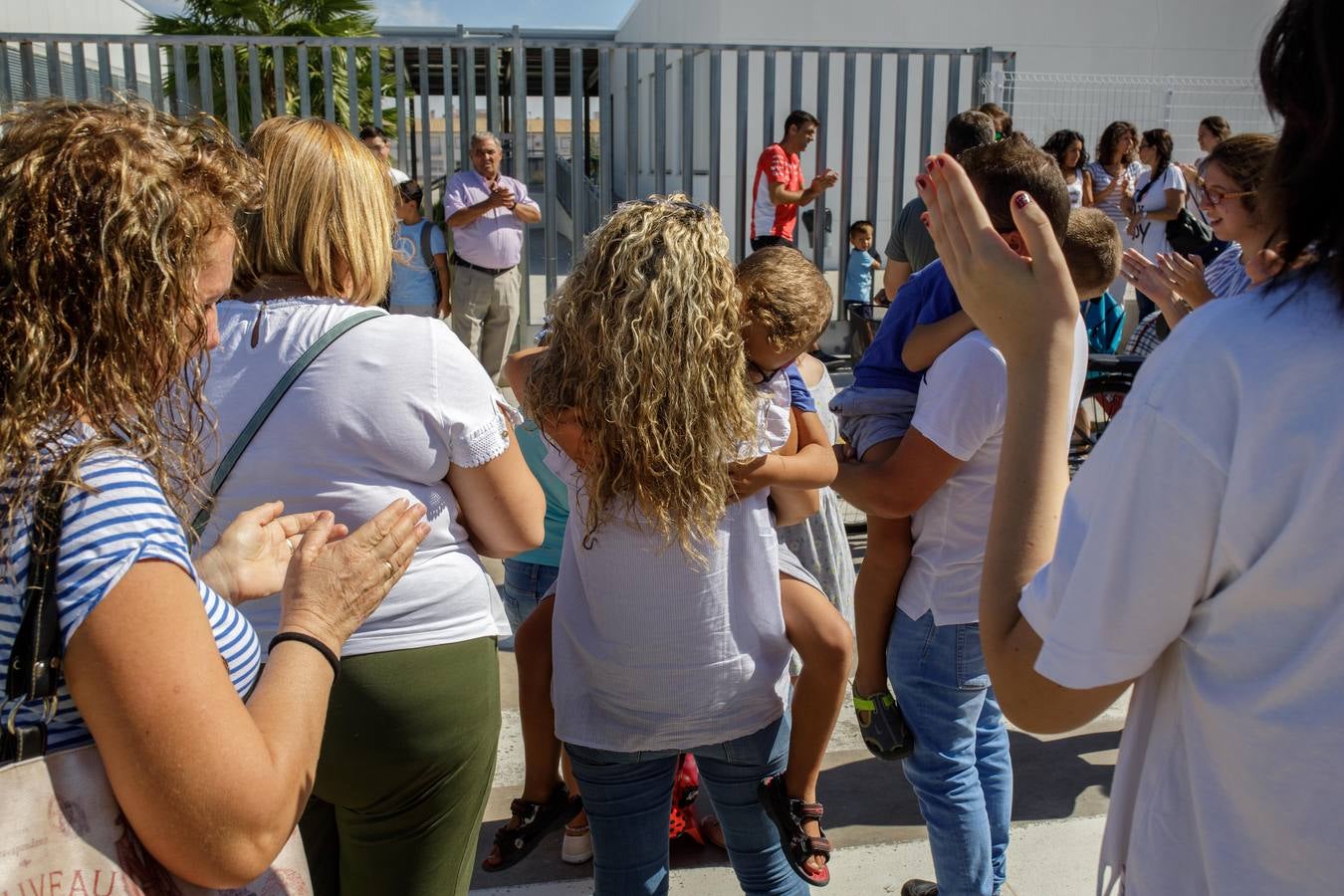 La triste vuelta al cole de Cristian, el niño de La Carlota con autismo, en imágenes