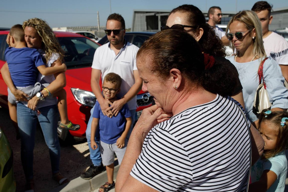 La triste vuelta al cole de Cristian, el niño de La Carlota con autismo, en imágenes