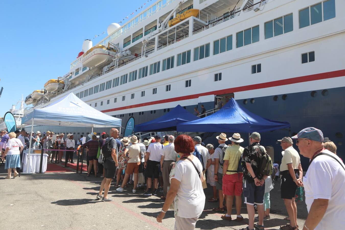Más de 5.000 personas visitan Cádiz con la llegada de los cuatro buques de Fred Olsen, que celebra así su 170 aniversario