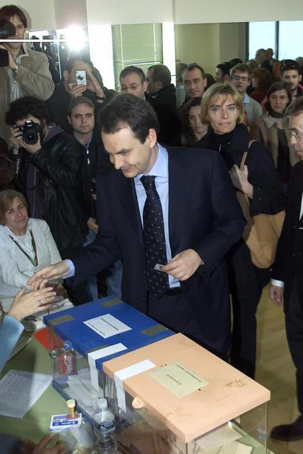José Luis Rodríguez Zapatero en las urnas electorales de 2004. 