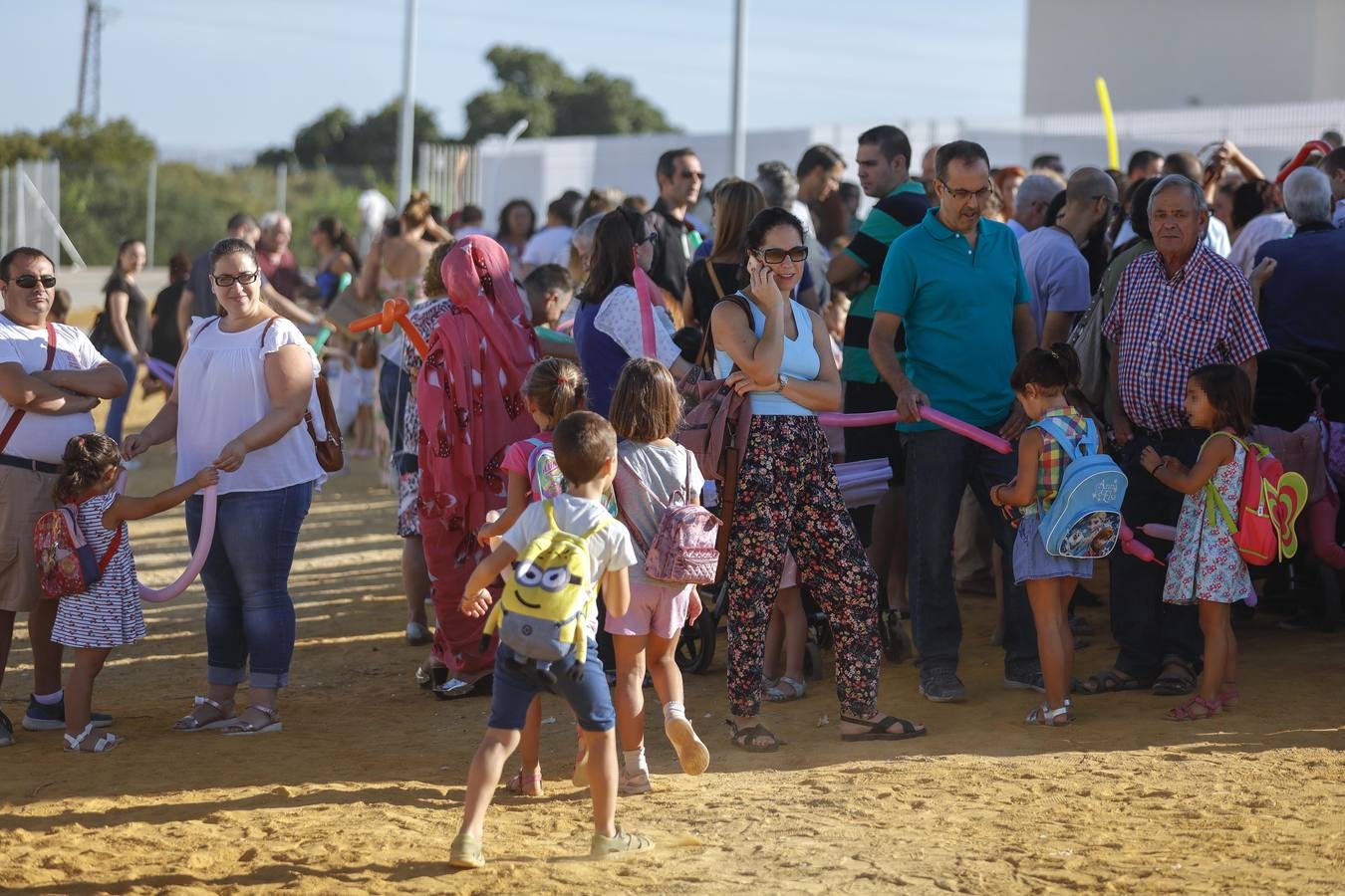 En imágenes, la «vuelta al cole» en la capital hispalense