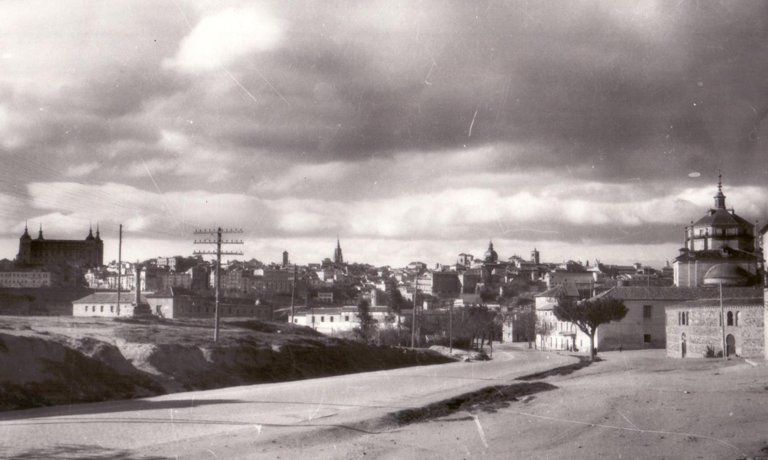 Humilladero de Gutiérrez Tello (s. XVI) sobre las lomas de la izquierda, en una imagen en torno a 1930. Foto Rodríguez. 