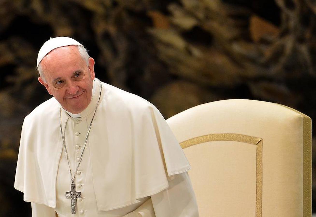 El papa Francisco mira a los fieles durante una audiencia en el Vaticano