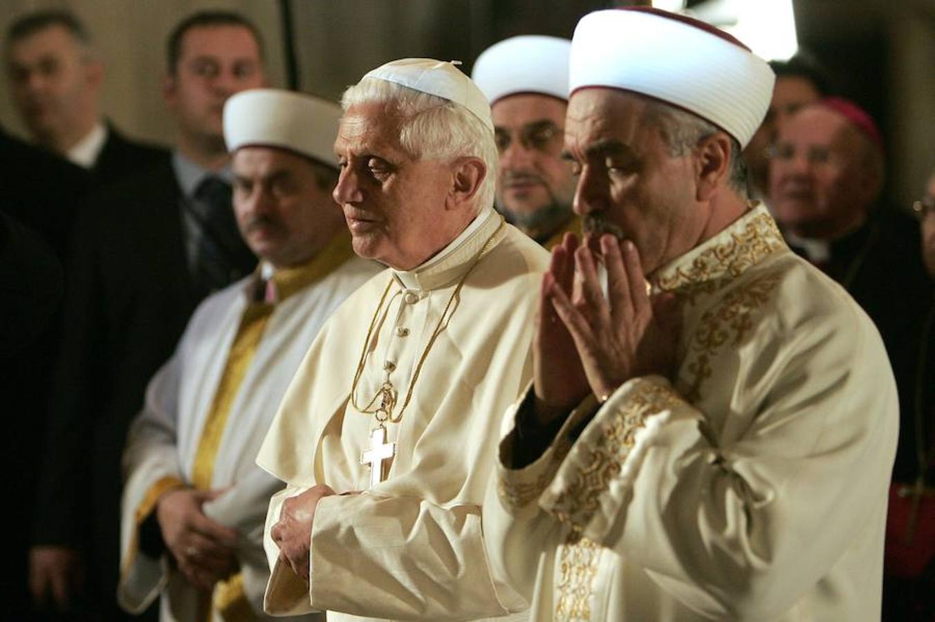 Benedicto XVI visita la Mezquita Azul en Estambul