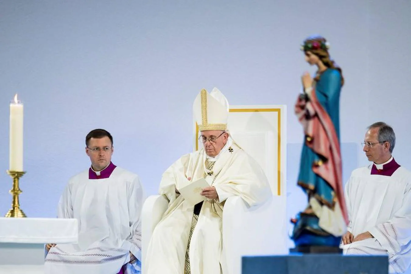 El papa Francisco celebra una misa en la sala Palexpo, en Ginebra (Suiza)