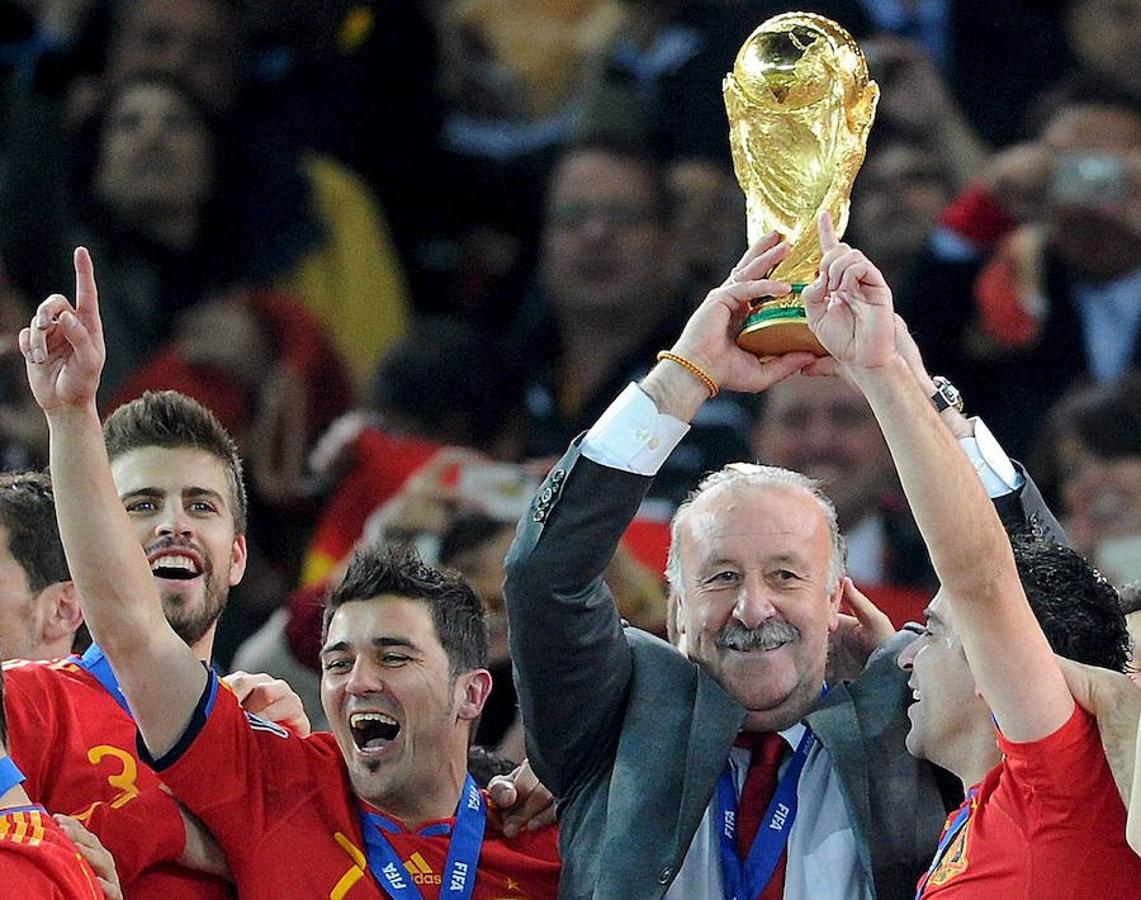 El entrenador español, Vicente del Bosque, levanta el trofeo de campeones del mundo tras la victoria por 1-0 contra Holanda en la final del Mundial de Fútbol de Sudáfrica 2010, que las selecciones de Holanda y España jugaron en el estadio Soccer City de Johannesburgo