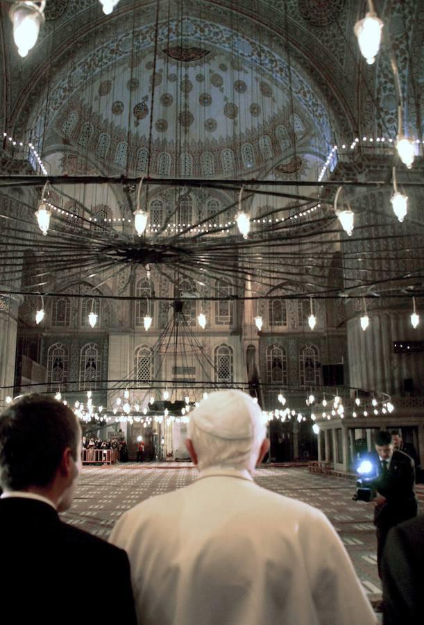 Benedicto XVI visita la Mezquita Azul en Estambul