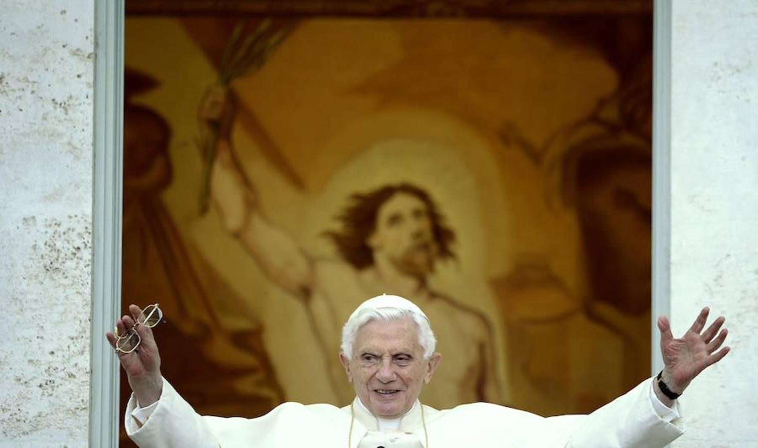 El papa Benedicto XVI da su bendición a los fieles durante el rezo del Ángelus