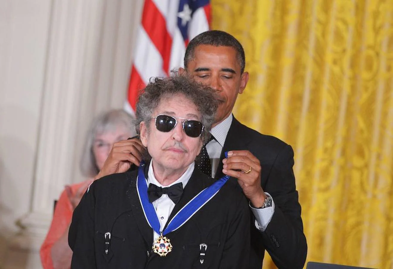Obama coloca una de las principales distinciones del país al músico y Premio Nobel de Literatura, Bob Dylan. 