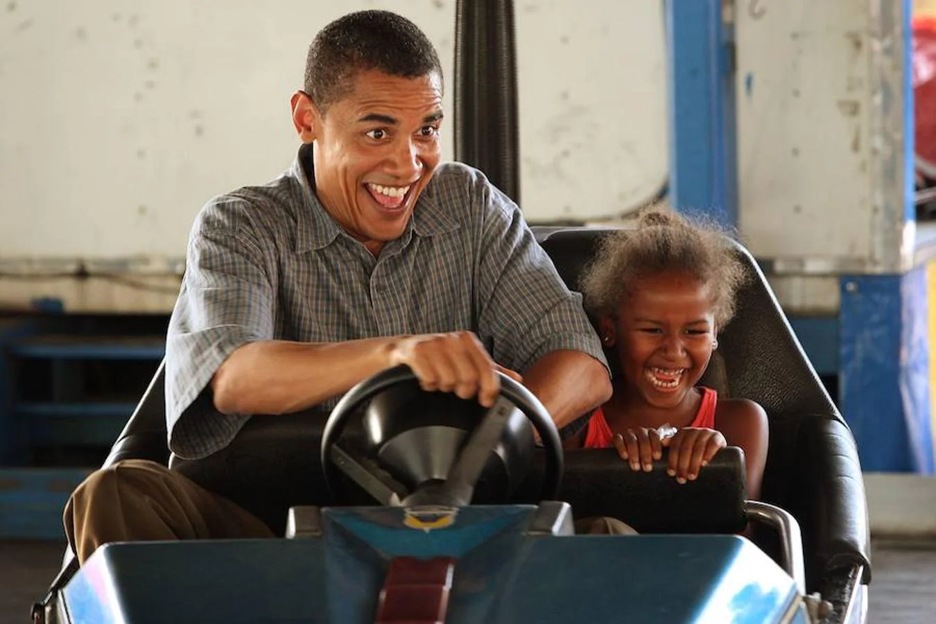 El presidente de los Estados Unidos, con su hija en un coche de choque. 