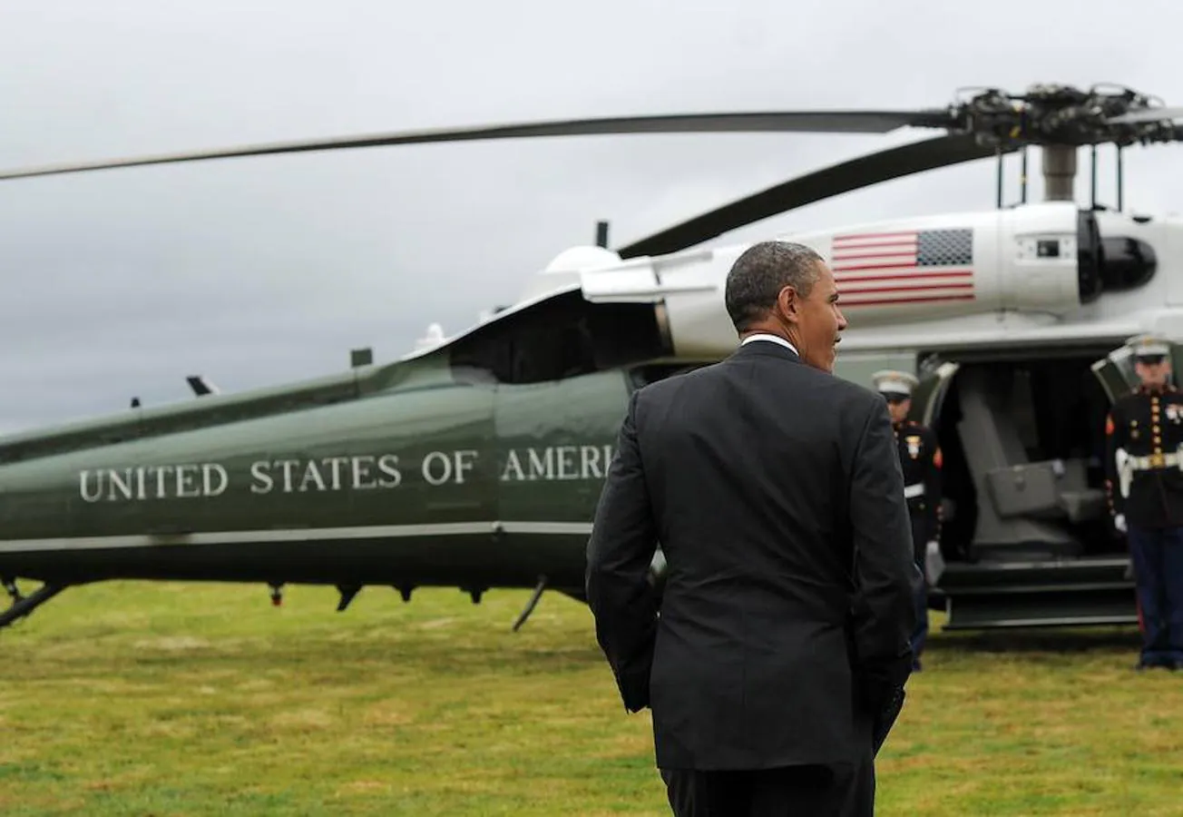 Obama se dirige a un helicóptero del Estado. 