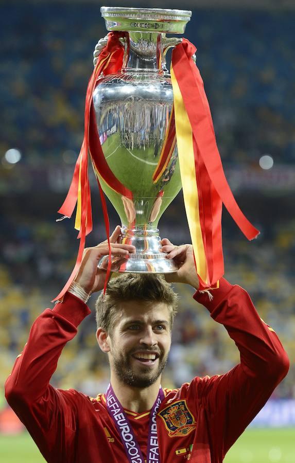 El internacional español Gerard Piqué besa la copa durante la final de la Eurocopa de fútbol 2012 entre España e Italia