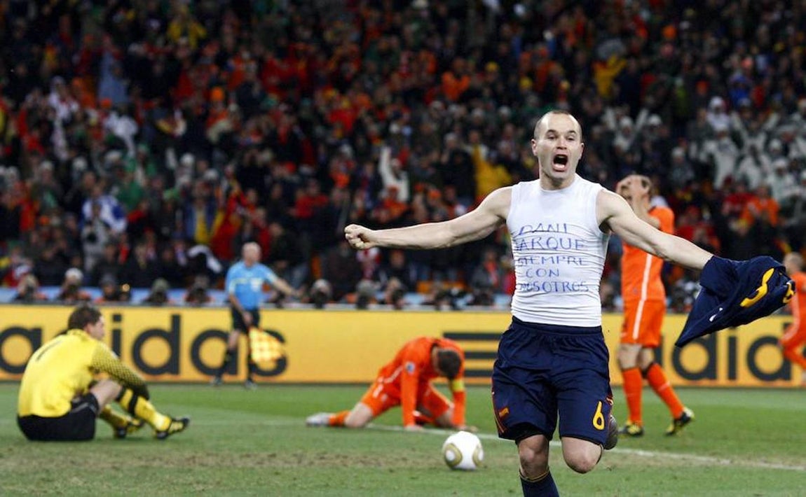 El centrocampista español Andrés Iniesta celebra su gol que dio la victoria a España en la final del Mundial de Fútbol Sudáfrica 2010 disputada entre Holanda y España