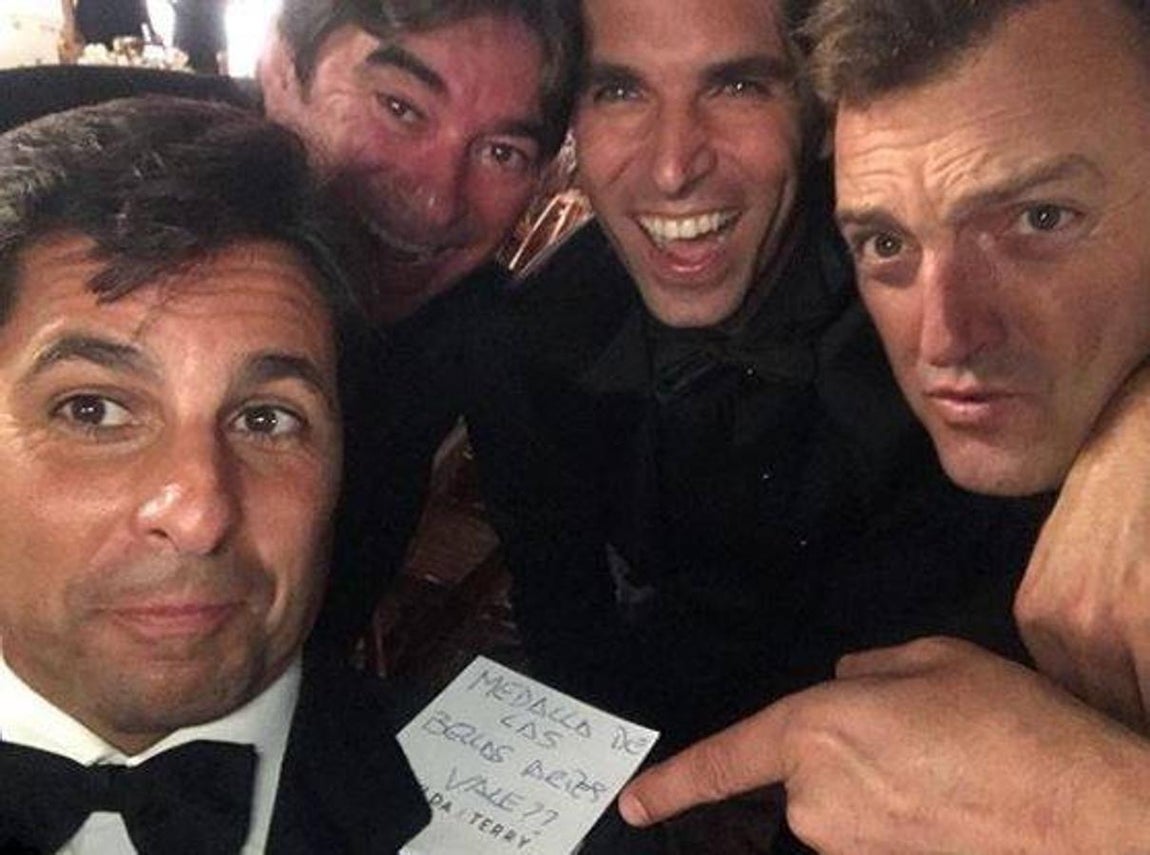 Medalla. Los hermanos y toreros, junto a sus amigos, Pay y el diestro Raúl Gracia