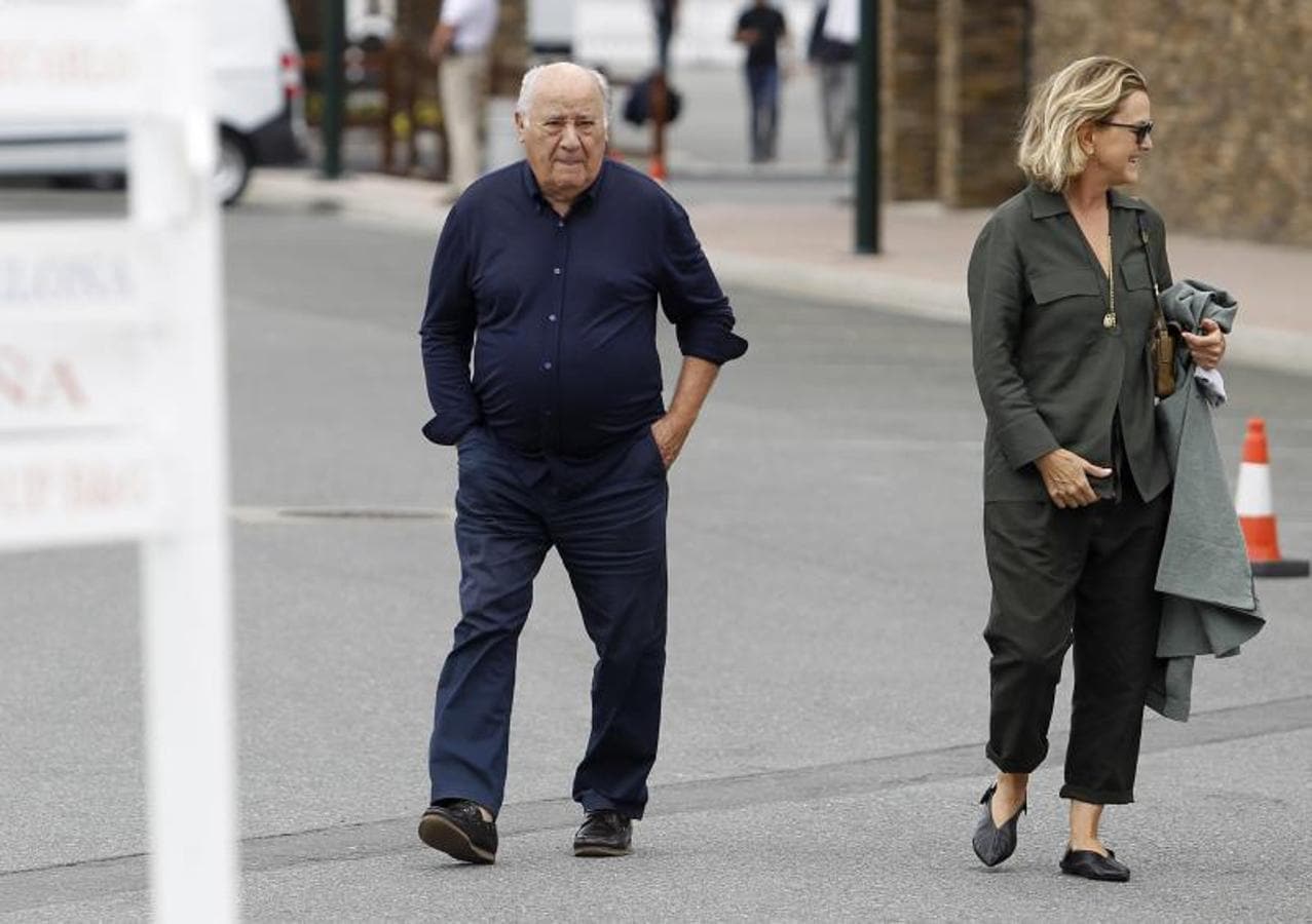 Amancio Ortega pasea con su mujer por La Coruña. 