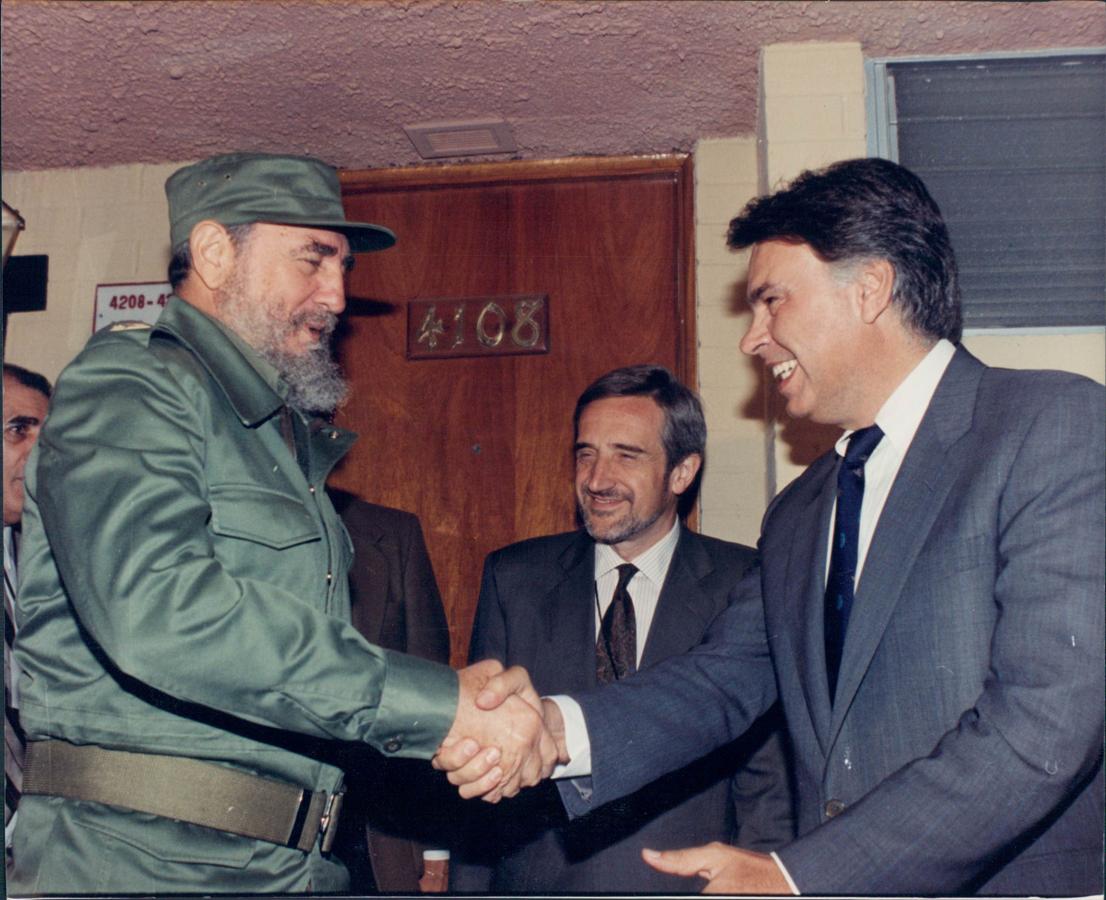 Felipe González y Fidel Castro se saludan durante la I Cumbre Iberoamericana de jefes de estado en Guadalajara (México). 1991.