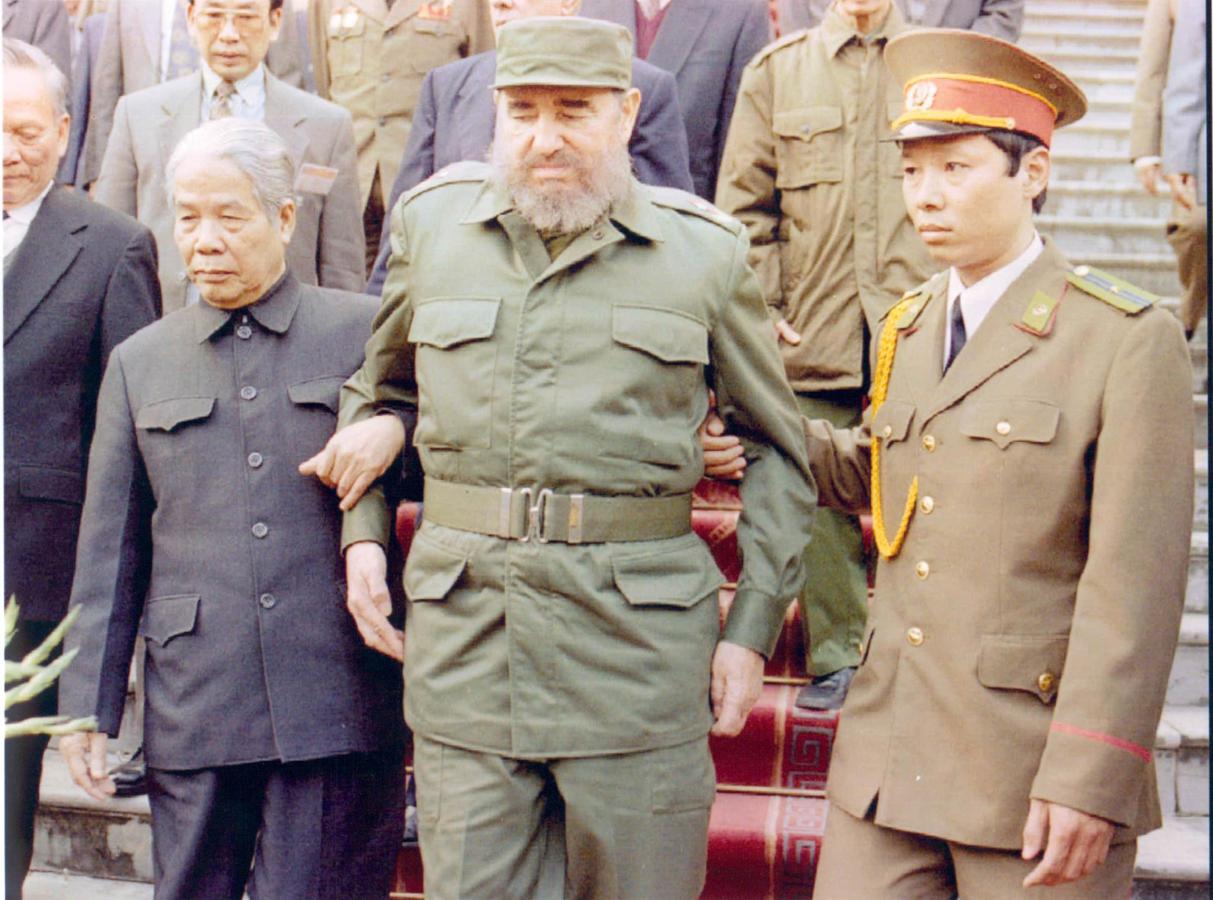 Fidel Castro es ayudado por el secretario general del Partido Comunista Vietnamita, Do Muoi, y por un soldado, para poder bajar del avión tras aterrizar en Vietnam. 1995.