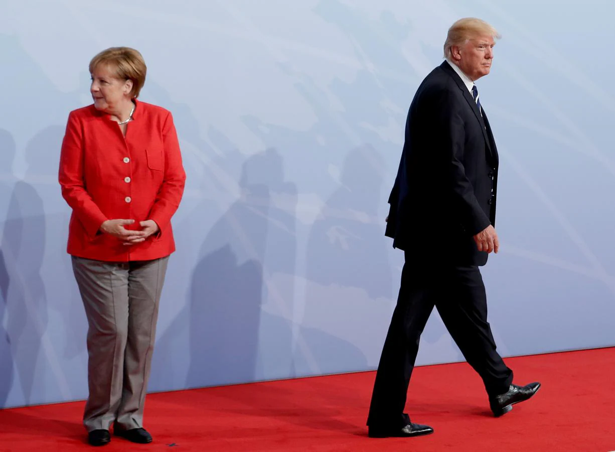 La canciller alemana, Angela Merkel, da la bienvenida al presidente de los Estados Unidos, Donald Trump, al día de apertura de la cumbre de líderes del G20 en Hamburgo, Alemania, el 7 de julio de 2017.