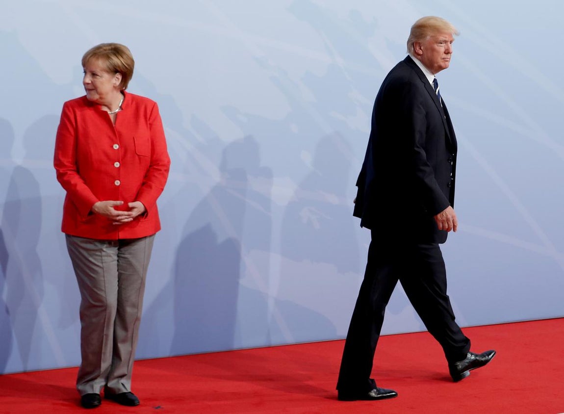 La canciller alemana, Angela Merkel, da la bienvenida al presidente de los Estados Unidos, Donald Trump, al día de apertura de la cumbre de líderes del G20 en Hamburgo, Alemania, el 7 de julio de 2017.