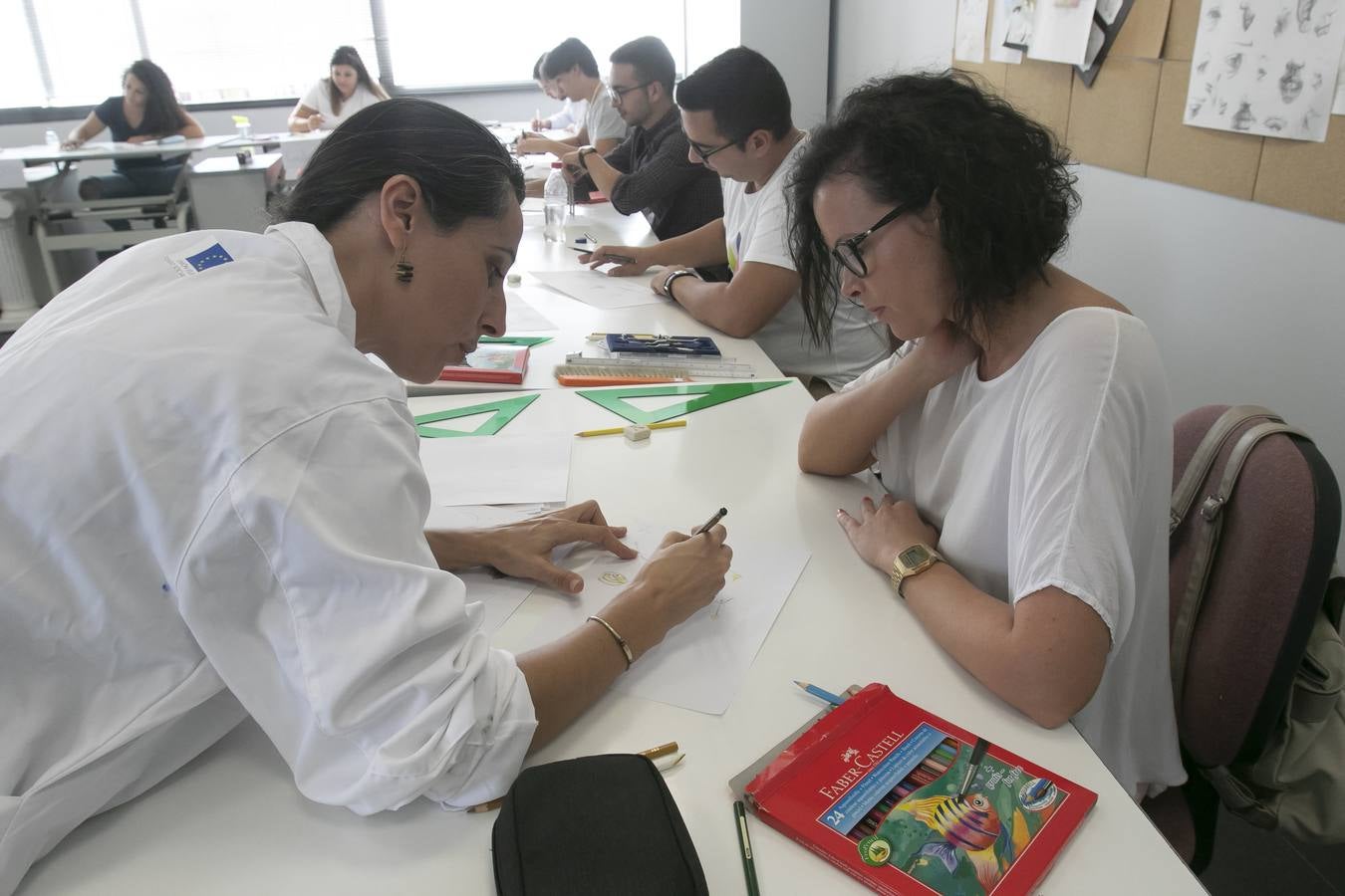 La visita de Rosa Tous a la Escuela de Joyería de Córdoba, en imágenes