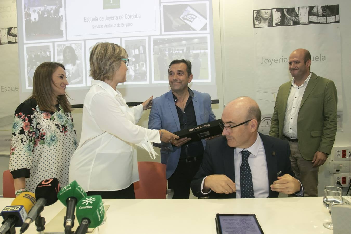 La visita de Rosa Tous a la Escuela de Joyería de Córdoba, en imágenes