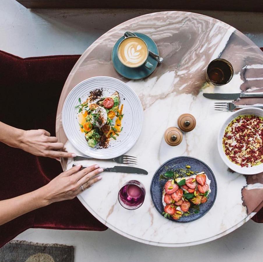 Gourmet. Además de un servicio y atención exquisita, la elaboración de sus platos está cuidada al detalle. El personal asegura que la sidra que sus miembros consumen tiene seis meses de fermentación y que los zumos de manzana se exprimen a mano y en el momento en el que se van a consumir