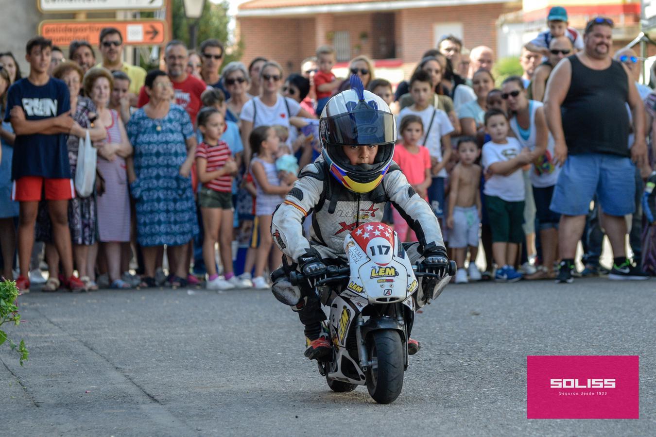 Exhibición del moto club Dara con los más pequeños de Pantoja