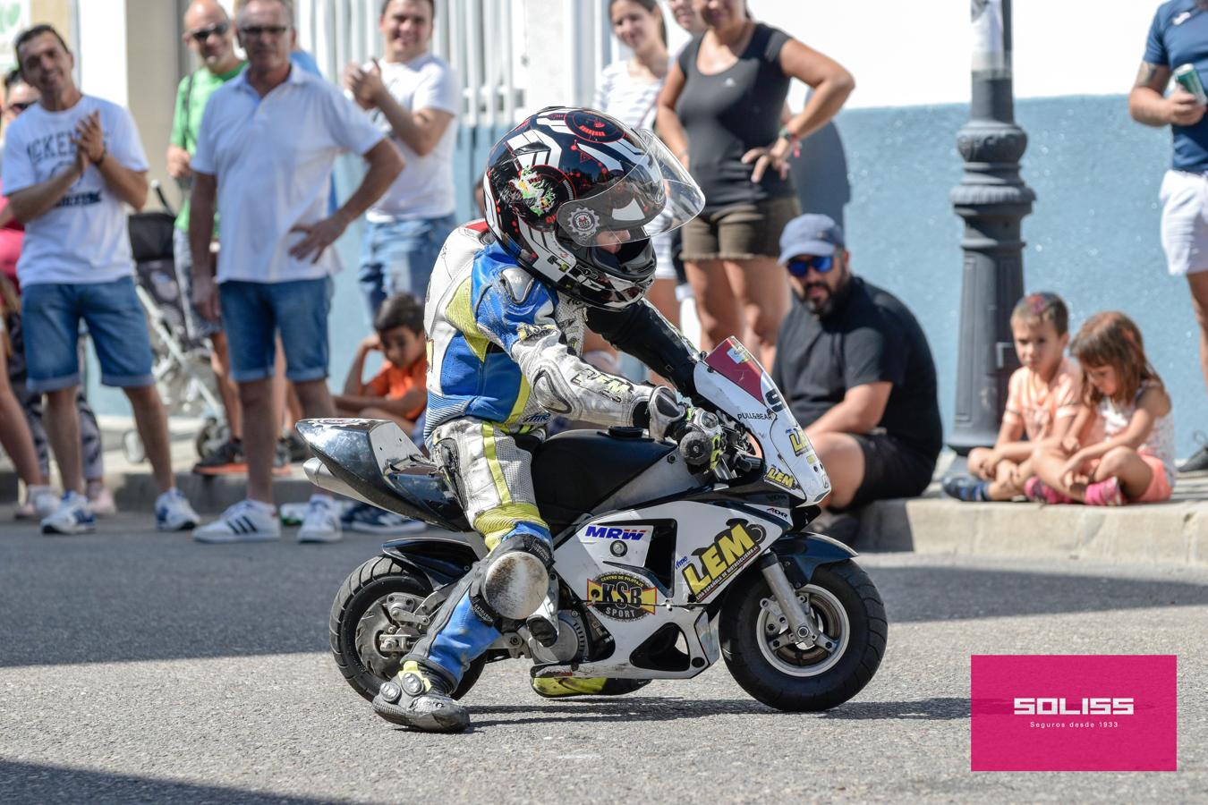 Exhibición del moto club Dara con los más pequeños de Pantoja