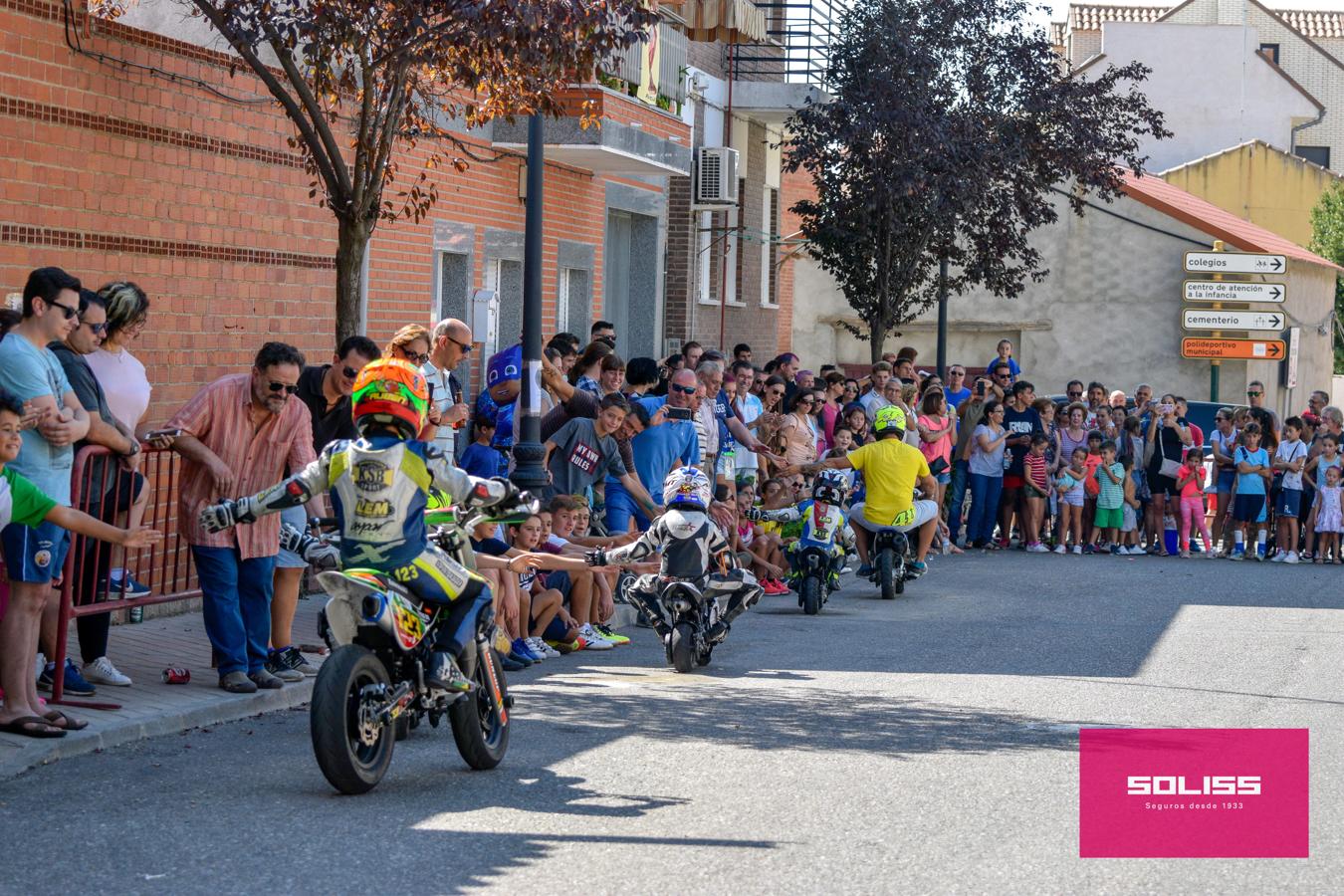 Exhibición del moto club Dara con los más pequeños de Pantoja