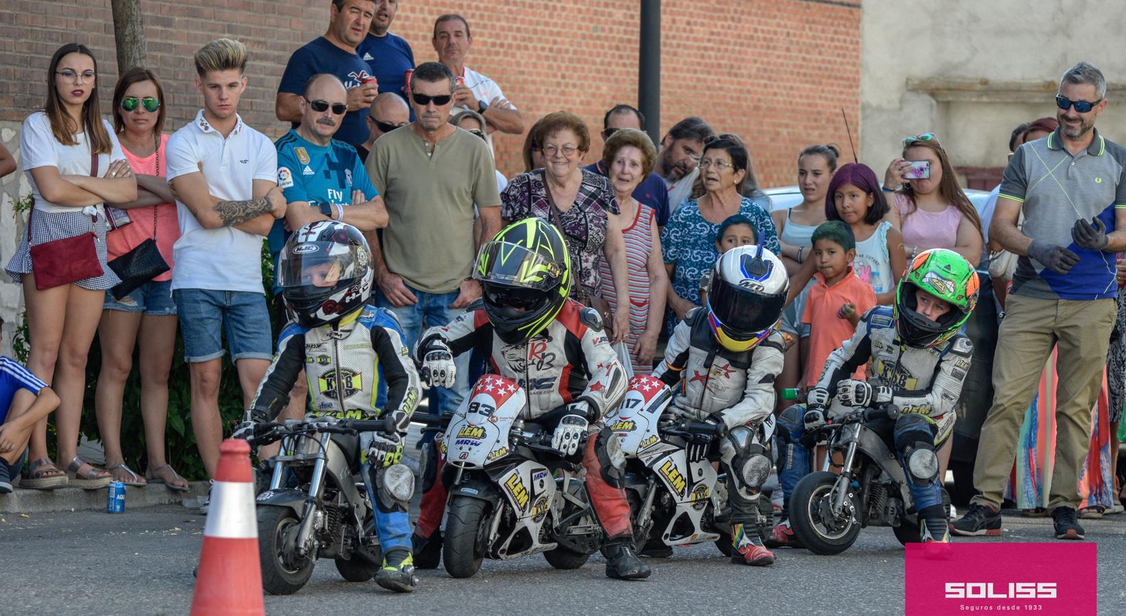 Exhibición del moto club Dara con los más pequeños de Pantoja