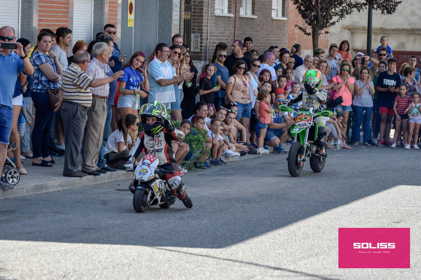 Exhibición del moto club Dara con los más pequeños de Pantoja