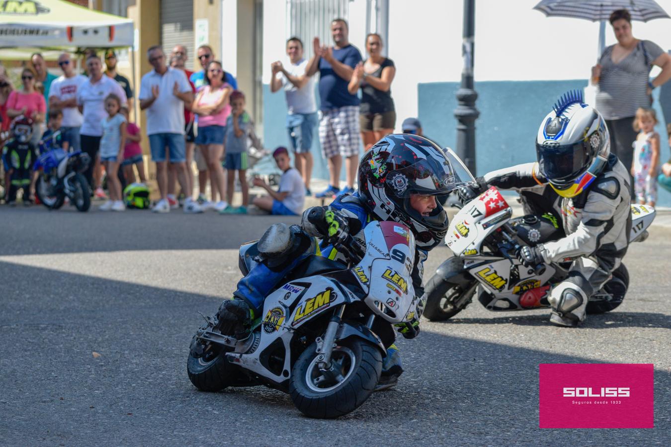 Exhibición del moto club Dara con los más pequeños de Pantoja