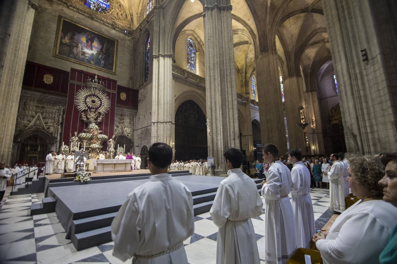 La ordenación de nuevos diáconos en la Catedral de Sevilla, en imágenes