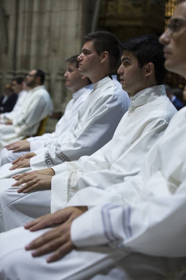 La ordenación de nuevos diáconos en la Catedral de Sevilla, en imágenes