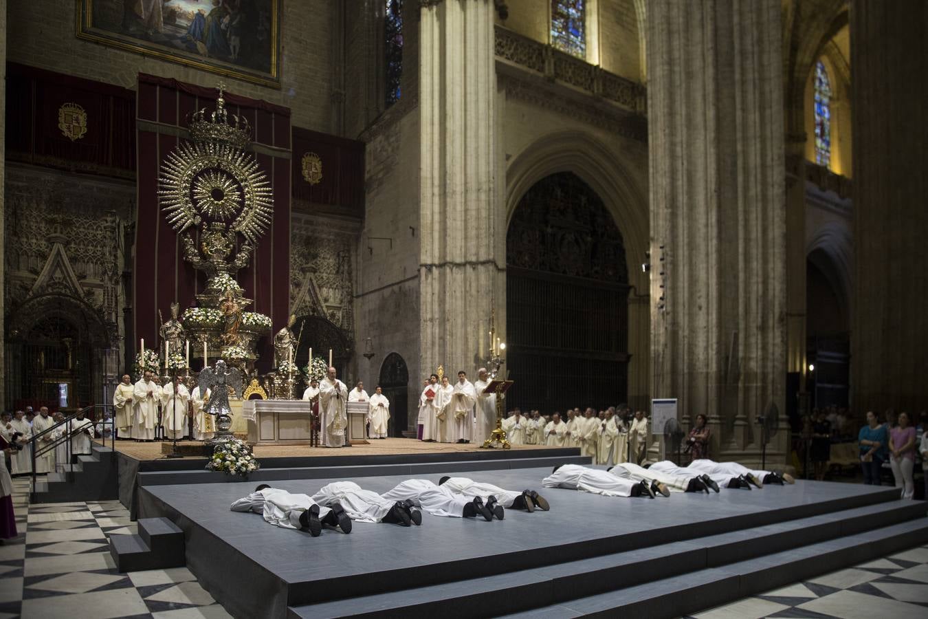 La ordenación de nuevos diáconos en la Catedral de Sevilla, en imágenes