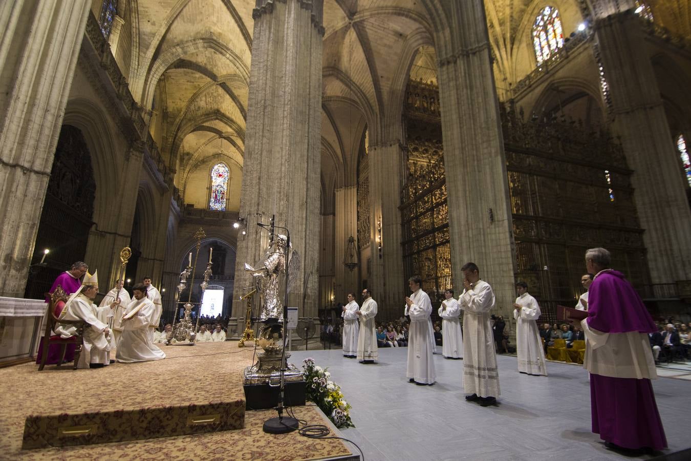 La ordenación de nuevos diáconos en la Catedral de Sevilla, en imágenes