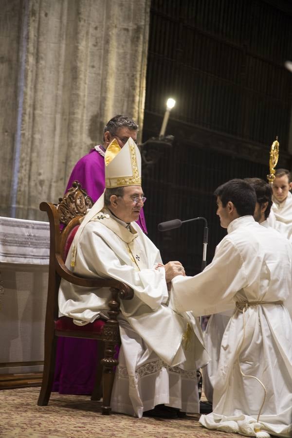 La ordenación de nuevos diáconos en la Catedral de Sevilla, en imágenes