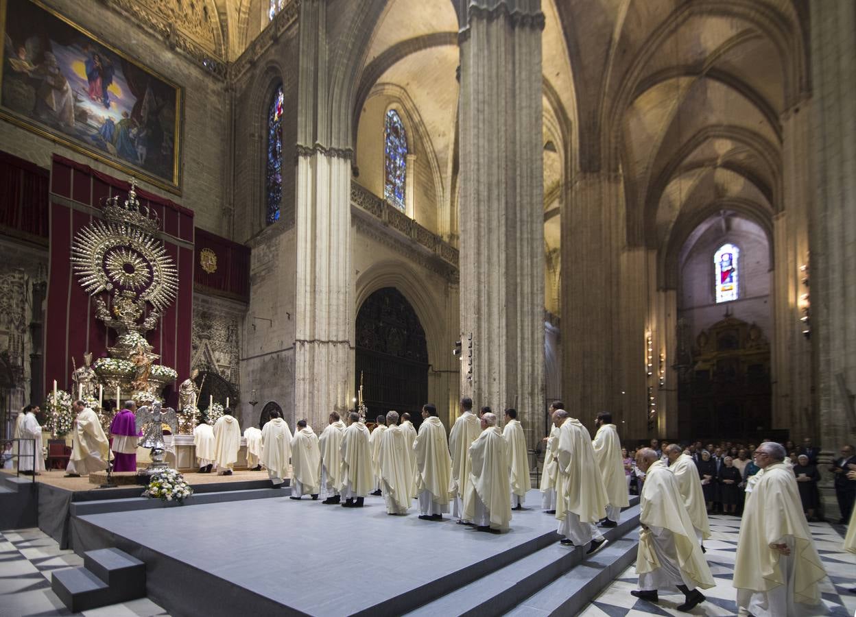 La ordenación de nuevos diáconos en la Catedral de Sevilla, en imágenes