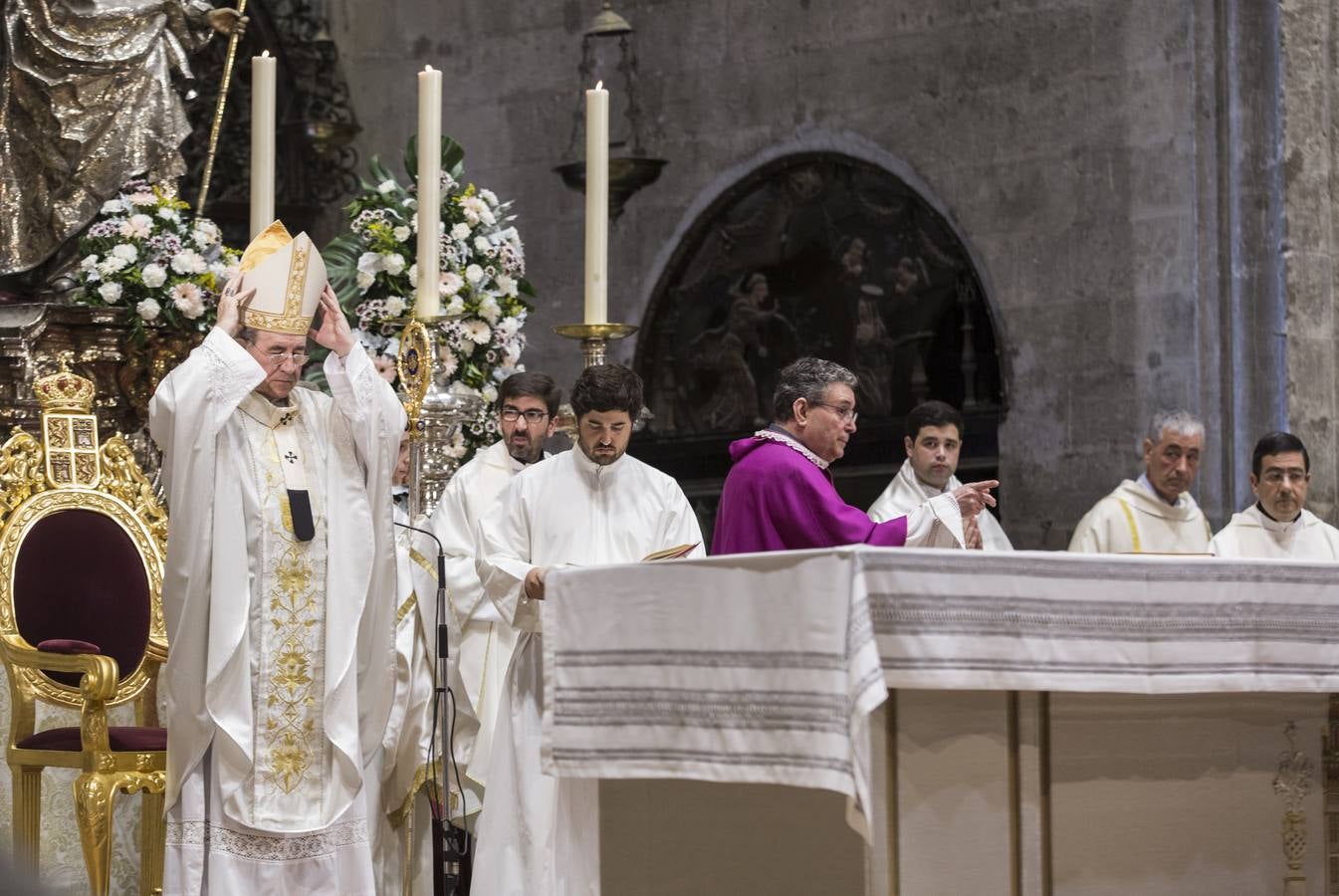 La ordenación de nuevos diáconos en la Catedral de Sevilla, en imágenes