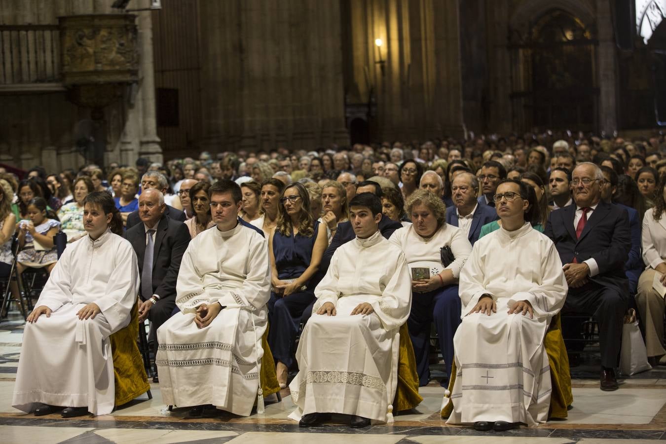 La ordenación de nuevos diáconos en la Catedral de Sevilla, en imágenes