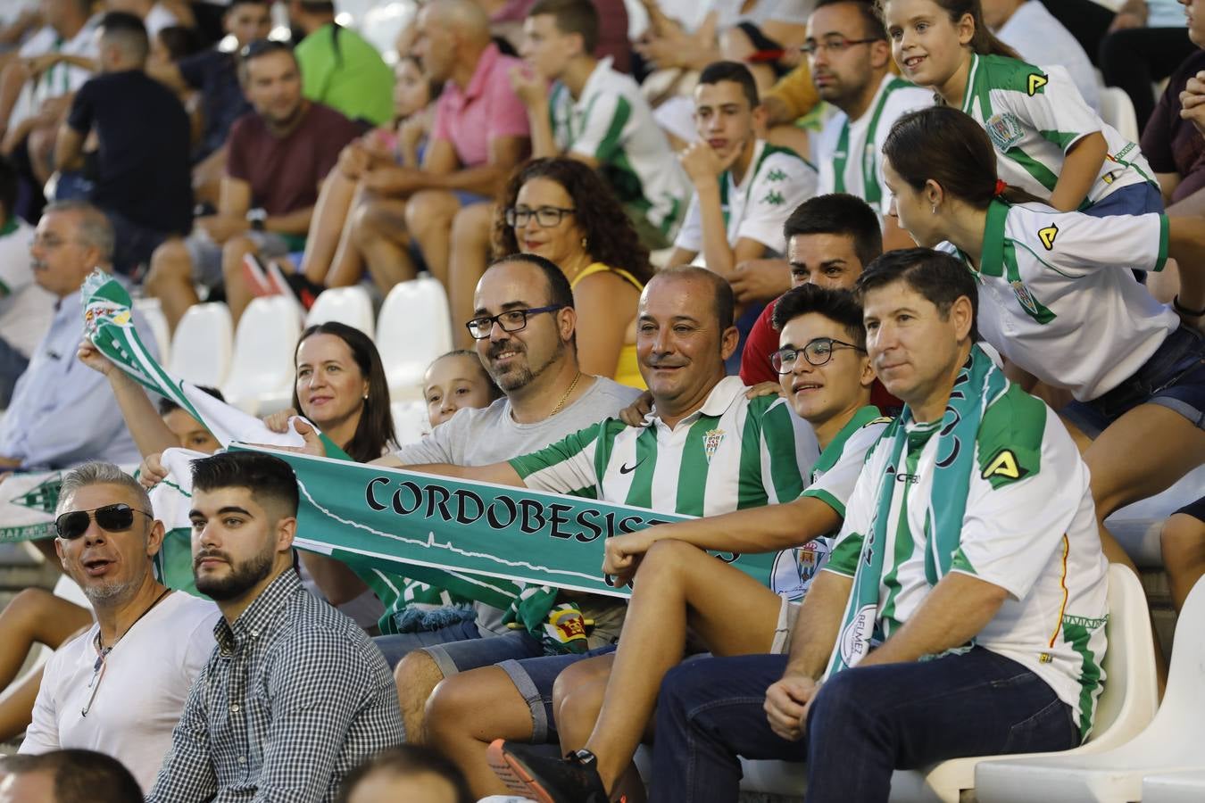 La grada del Córdoba-Tenerife, en imágenes