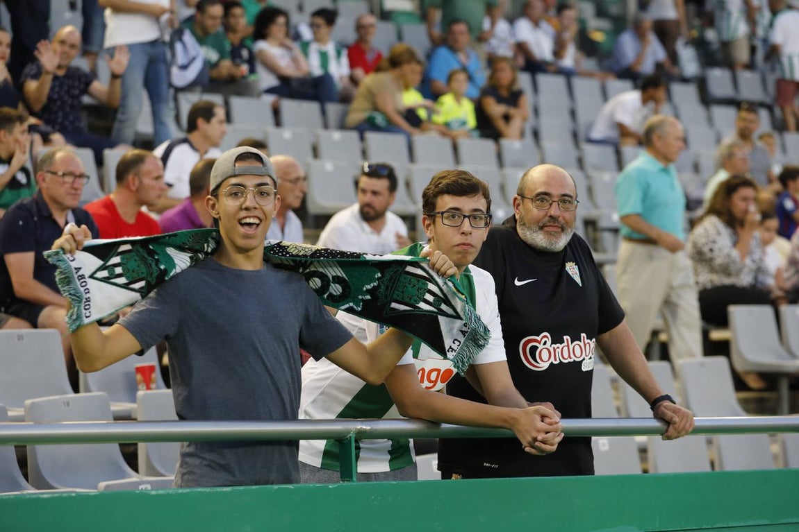 La grada del Córdoba-Tenerife, en imágenes