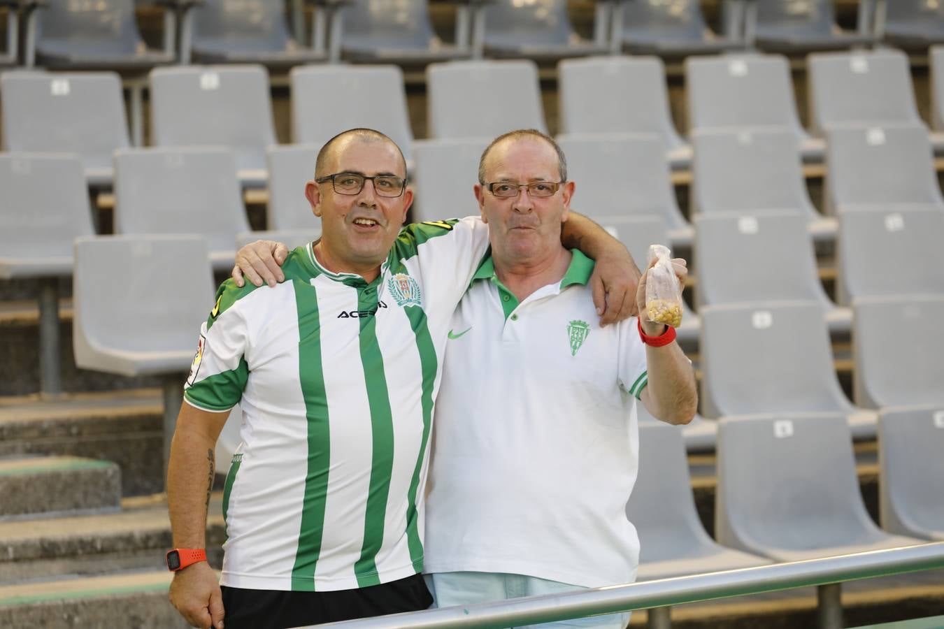 La grada del Córdoba-Tenerife, en imágenes