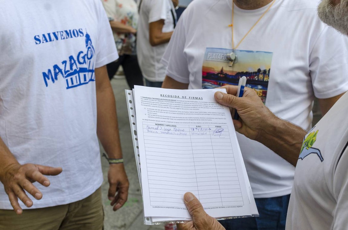 Los vecinos de Huelva se manifiestan para pedir arena para sus playas