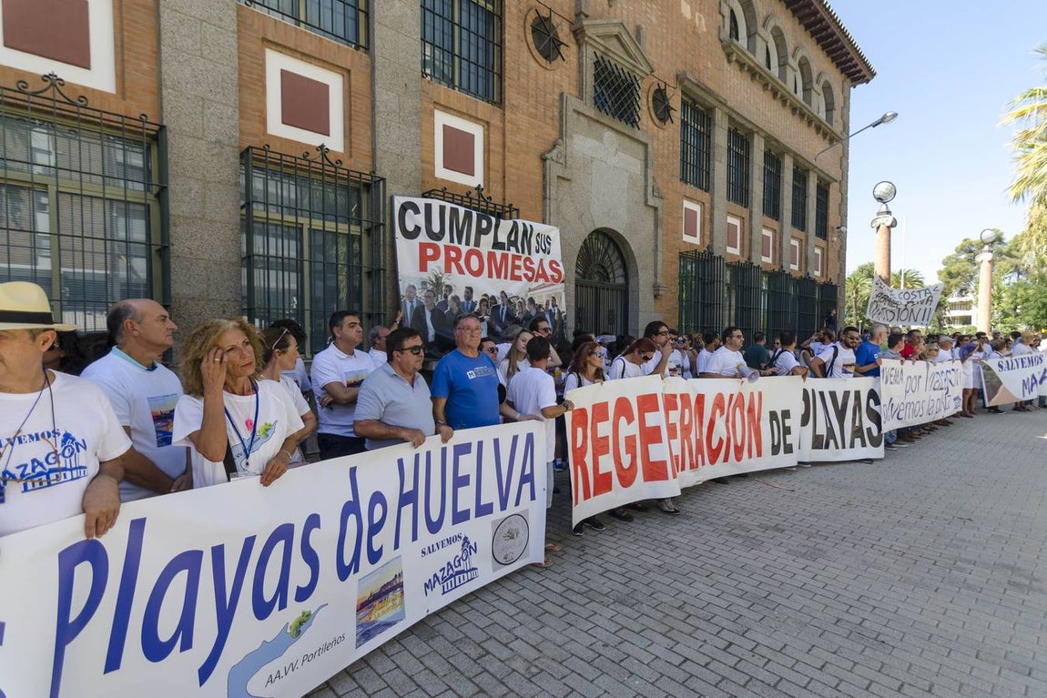 Los vecinos de Huelva se manifiestan para pedir arena para sus playas