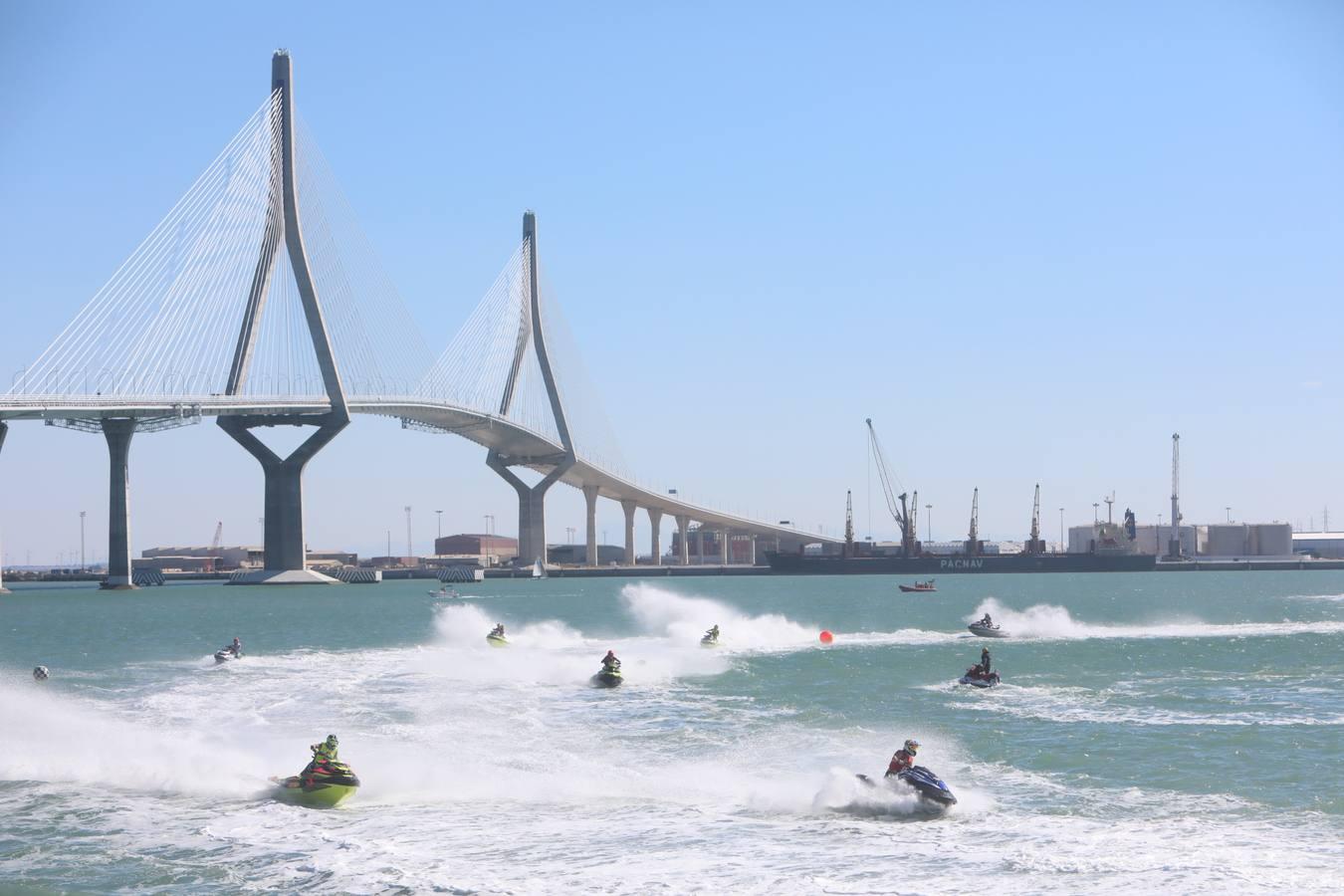 (FOTOS) Espectáculo de motos acuáticas en la Bahía de Cádiz