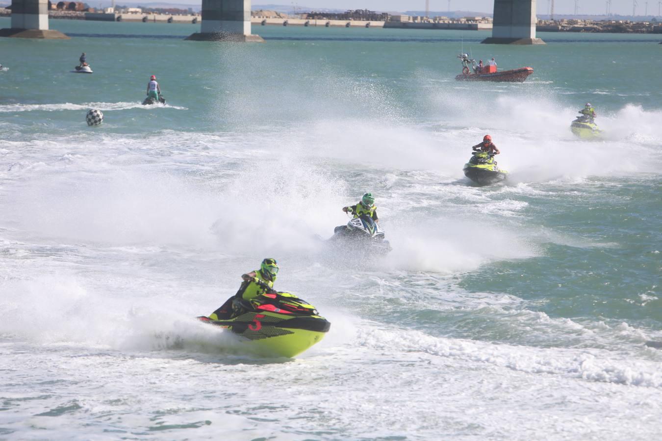 (FOTOS) Espectáculo de motos acuáticas en la Bahía de Cádiz