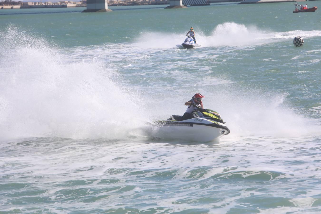 (FOTOS) Espectáculo de motos acuáticas en la Bahía de Cádiz