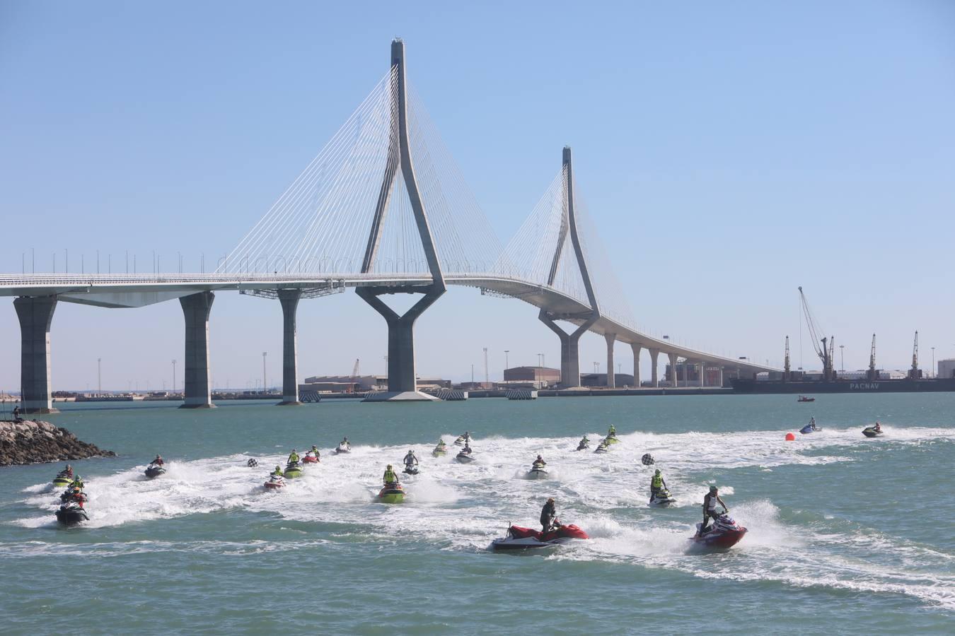 (FOTOS) Espectáculo de motos acuáticas en la Bahía de Cádiz